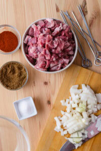 Brochettes d'agneau du Xinjiang - Hacher l’oignon.