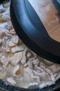 Khao Kluk Kapi - Verser l’eau, couvrir et laisser mijoter à feu doux jusqu’à ce que la viande soit tendre. (1 à 2h)