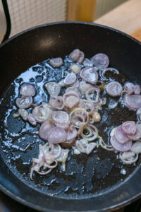 Khao Kluk Kapi - Porc sucré: Chauffer l’huile dans une casserole et faire revenir les échalotes jusqu’à ce qu’elles soient parfumées.