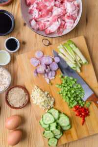 Khao Kluk Kapi - Préparer la mangue, les haricots longs, les échalotes, les piments et la saucisse comme décrit.