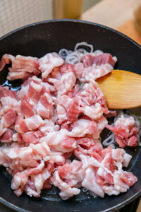 Khao Kluk Kapi - Ajouter le porc et faire sauter brièvement.