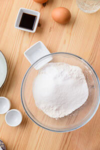 Pong Neng - Mélanger la farine, la levure chimique, le sel et le sucre vanillé, puis tamiser ce mélange dans un bol.