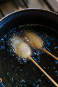 Pong Neng - Plonger dans l'huile chaude et frire jusqu'à une couleur blond ambré.