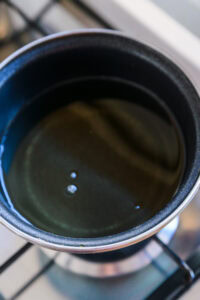 Pong Neng - Chauffer l'huile à feu moyen dans une casserole profonde jusqu'à ce qu'elle soit bien chaude.