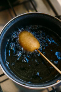 Pong Neng - Tremper de nouveau dans la pâte et frire encore.