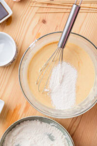 Pong Neng - Incorporer le mélange de farine tamisée en 2 à 3 ajouts en mélangeant jusqu'à homogénéité.