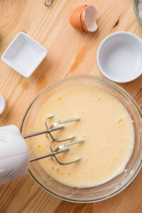 Pong Neng - Ajouter le sucre petit à petit en fouettant jusqu'à ce que le mélange devienne pâle et aérien.