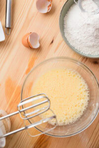 Pong Neng - Casser les œufs dans un autre bol et battre au fouet électrique jusqu'à ce qu'ils moussent.