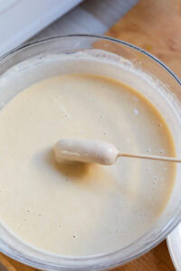 Pong Neng - Tremper une brochette dans la pâte reposée pour bien l'enrober.