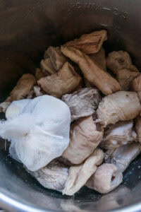 Bak kut teh - Ajouter l’assaisonnement pour bak kut teh, l’eau et l’ail, puis porter à ébullition.