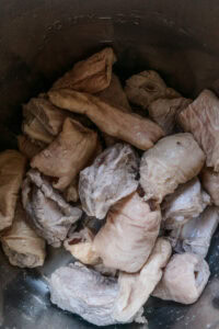 Bak kut teh - Égoutter et transférer les viandes dans une casserole (ou plus traditionnellement, une cocotte en terre cuite).