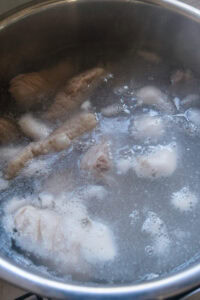 Bak kut teh - Blanchir les côtes de porc, la langue de porc et les intestins de porc dans de l’eau bouillante jusqu’à reprise de l’ébullition, puis prolonger 1 minute.