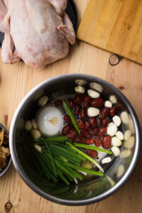 Nurungji Baeksuk - Ajouter l'oignon vert, l'ail, le gingembre, l'oignon et, au choix, les herbes médicinales.