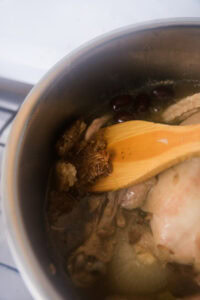 Nurungji Baeksuk - Cuire 5 minutes à découvert pour qu'il s'imprègne sans se déliter.