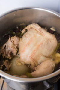 Nurungji Baeksuk - Couvrir et mijoter à feu moyen jusqu'à cuisson complète du poulet, environ 40 à 120 minutes selon sa taille.