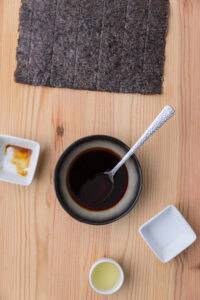 Riz coréen grillé (Nurungji) - Pendant ce temps, mélanger la sauce soja et le sucre pour préparer un glaçage, mélanger jusqu’à dissolution du sucre