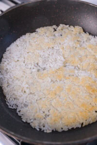 Riz coréen grillé (Nurungji) - Laisser le riz griller 5 minutes de chaque côté en l'aplatissant à la spatule pour accentuer le croustillant