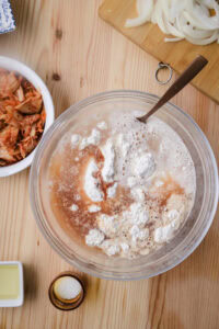 gimchijeon - Ajouter l'eau bien froide et le jus de kimchi.