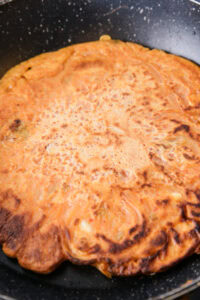 gimchijeon - Presser légèrement avec une spatule et cuire jusqu'à obtenir une belle couleur dorée et une texture croustillante des deux côtés.