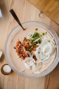 gimchijeon - Émincer l'oignon vert et l'oignon.