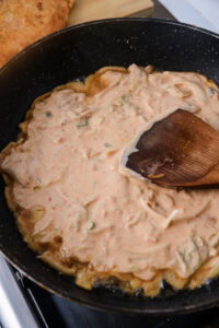 gimchijeon - Quand l'huile frémit, déposer de la pâte et l'étaler finement.