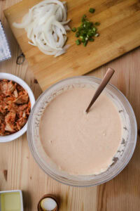 gimchijeon - Mélanger jusqu'à disparition de la farine sèche sans trop travailler la pâte.