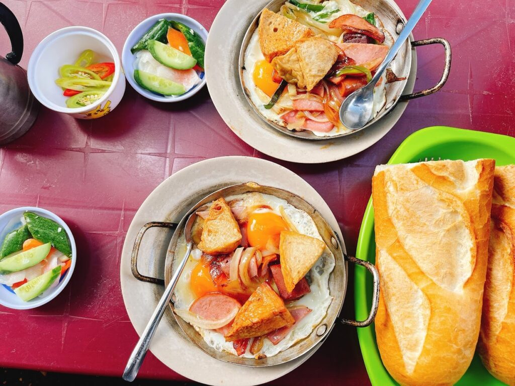 Bánh Mì Hòa Mã, بان مي تشاو مع البيض المقلي وخبز الباغيت, مدينة هو تشي منه