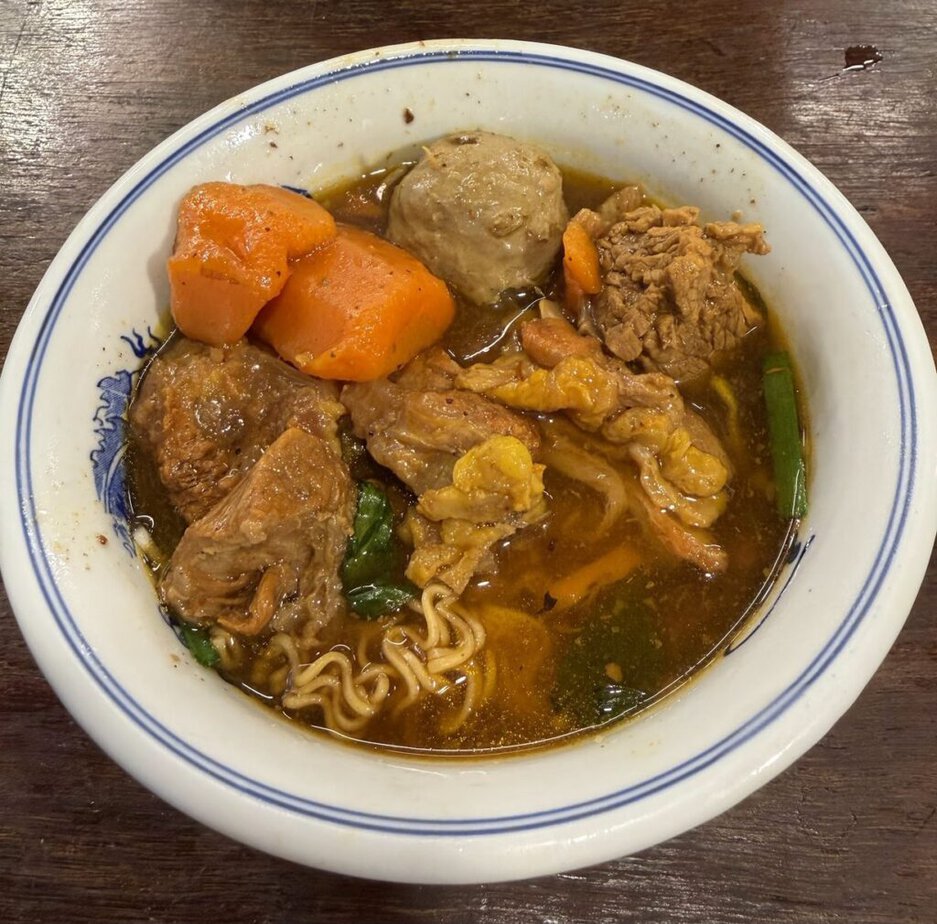 Bò Kho Gánh Sài Gòn, وعاء من بو خو مع النودلز, مدينة هو تشي منه