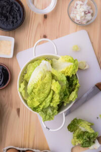 Bò Bía - Retirer les racines de la laitue. Laver la laitue puis bien l’égoutter.