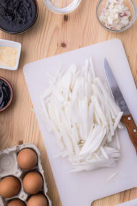 Bò Bía - Peler le jicama. Laver le jicama puis le tailler en fines juliennes.