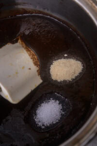 Bò Bía - Sauce à tremper : Mettre les cacahuètes, le tương đen, la fécule de tapioca et l’eau dans un blender. Mixer jusqu’à obtenir une sauce lisse. Verser la sauce dans une casserole. Porter à ébullition en remuant constamment. Assaisonner avec le hạt nêm et le sucre. Cuire jusqu’à ce que la sauce épaississe puis retirer du feu. Ne pas cuire la sauce trop longtemps, elle épaissit encore en refroidissant.