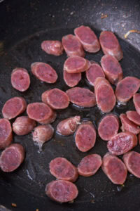 Bò Bía - Faire bouillir les lạp xưởng jusqu’à cuits. Laisser refroidir les lạp xưởng. Trancher les lạp xưởng finement. Faire dorer rapidement les lạp xưởng dans un peu d’huile de cuisson, optionnel.