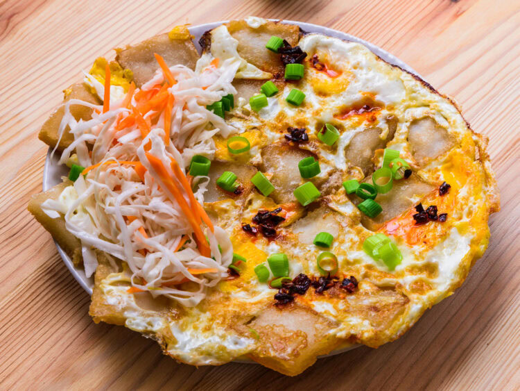 Bột chiên croustillant - Servir avec les légumes marinés et la sauce. Ajouter de la sauce pimentée, si souhaité.