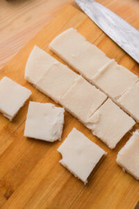 Bột chiên croustillant - Préparer la pâte : Mélanger la farine de riz et la fécule. Ajouter l’eau, le sel et le sucre. Remuer jusqu’à obtenir une pâte lisse. Verser la pâte dans un plat. Couvrir le plat hermétiquement. Cuire à la vapeur pendant 30 minutes. Laisser refroidir. Réfrigérer 24 heures. Démouler la pâte. Couper en petits rectangles (0.5 cm à 0.75 cm d'épaisseur). Mélanger les morceaux avec un peu de sauce soja pour les colorer.