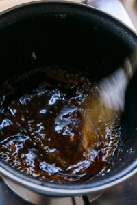 Bột chiên croustillant - Préparer la sauce pour tremper : Mélanger le vinaigre, la sauce soja et le sucre. Ajouter la fécule. Fouetter jusqu’à dissolution complète. Chauffer à feu moyen. Remuer doucement. Couper le feu dès que la sauce commence à bouillir et à épaissir. Laisser refroidir. Ajuster selon votre goût.