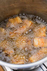 Bagnet - Réchauffer la même huile à feu moyen et frire la poitrine de porc une seconde fois 10 à 15 minutes, ou jusqu'à ce qu'elle soit dorée, croustillante, et que des cloques apparaissent sur la peau.