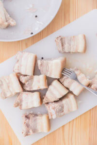 Bagnet - Piquer la peau de nombreuses fois avec une fourchette.