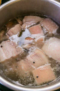 Bagnet - Couvrir et porter à ébullition, puis baisser le feu et laisser frémir 30 à 45 minutes, ou jusqu'à ce que la viande soit tendre.