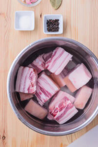 Bagnet - Ajouter suffisamment d'eau pour couvrir la poitrine de porc.