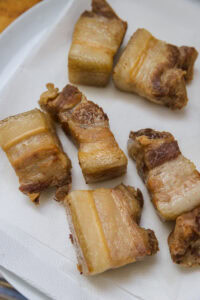 Bagnet - Retirer la poitrine de porc et égoutter l'huile dans une passoire ou sur du papier absorbant.