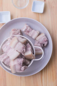 Bagnet - Sortir la viande de la marmite et la placer dans une passoire.