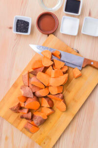 Daigaku-imo - Couper les patates douces (avec la peau) en morceaux irréguliers.