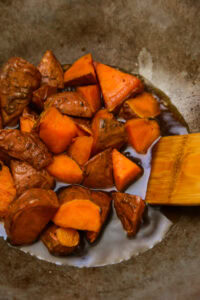 Daigaku-imo - Quand le mélange commence à bouillir, ajouter les patates douces et enrober environ 30 secondes.