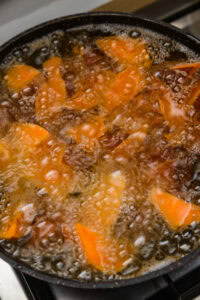 Daigaku-imo - Ajouter les patates douces et frire environ 5 minutes en les retournant de temps en temps.