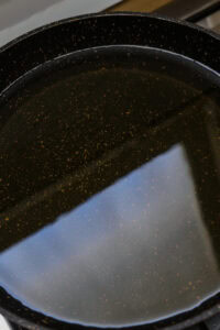 Daigaku-imo - Verser l'huile végétale dans une poêle profonde (2–3 cm de hauteur) et chauffer à 130–140 °C.