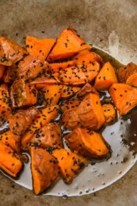 Daigaku-imo - Couper le feu, ajouter les graines de sésame noir grillées et mélanger.