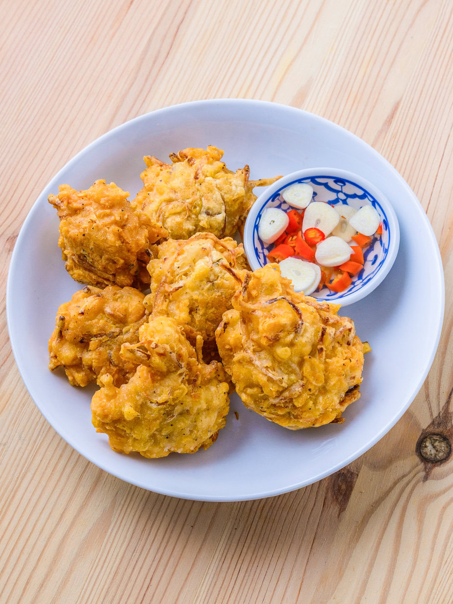 Okoy - Servir immédiatement, bien chaud et croustillant, avec le vinaigre épicé mélangé aux piments thaï et à l'ail, pour tremper.