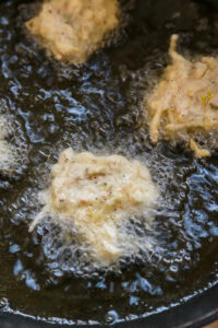 Okoy - Prélever 2 à 3 cuillères à soupe du mélange aux crevettes et le déposer délicatement dans l'huile chaude.