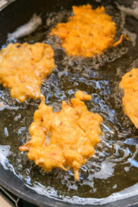 Okoy - Faire frire chaque pièce 2 à 3 minutes de chaque côté jusqu'à ce qu'elle soit dorée.