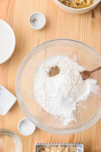 Okoy - Dans un grand bol, mélanger la fécule de maïs, la farine, la levure chimique, le sel et le poivre noir.